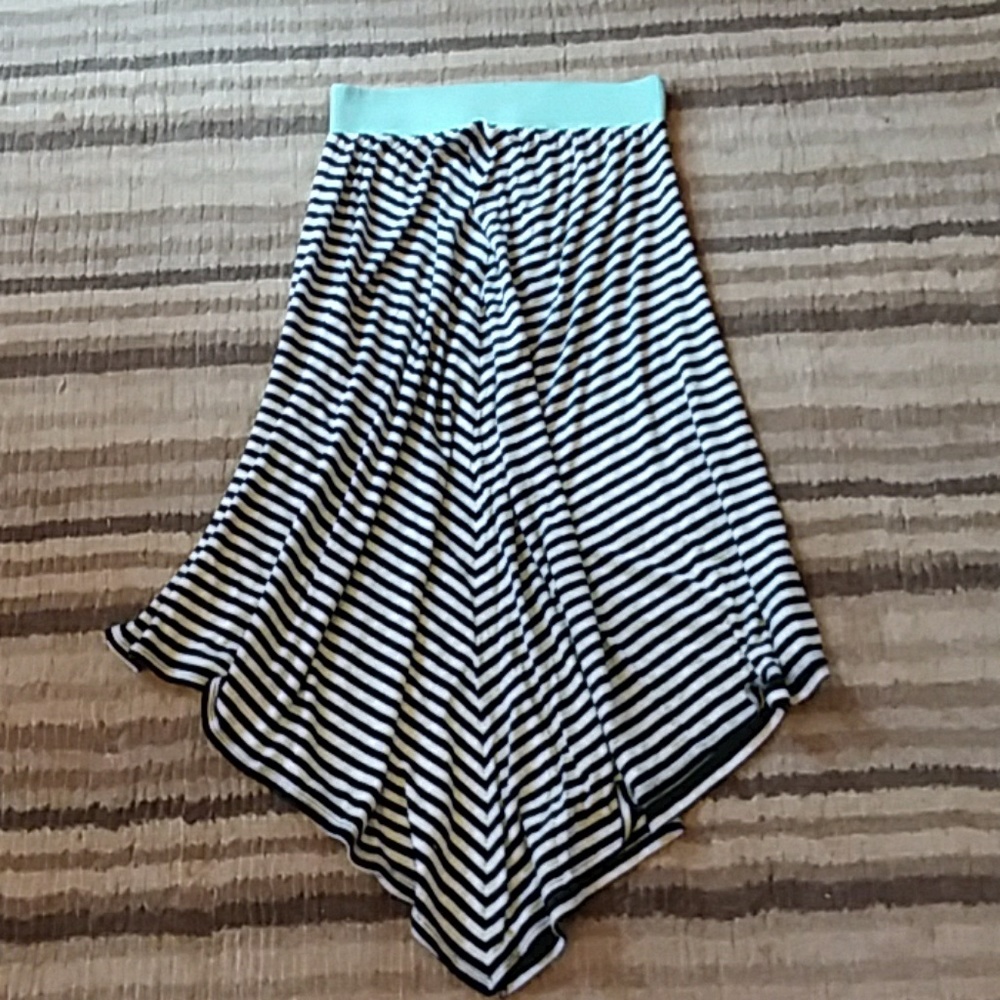 Asymmetric skirt